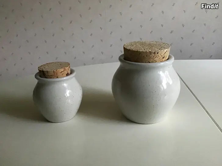 Säljes 2 st Pentik burkar med kork lock