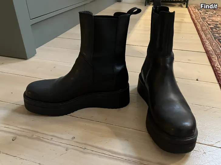 Myydään Skor från Vagabond