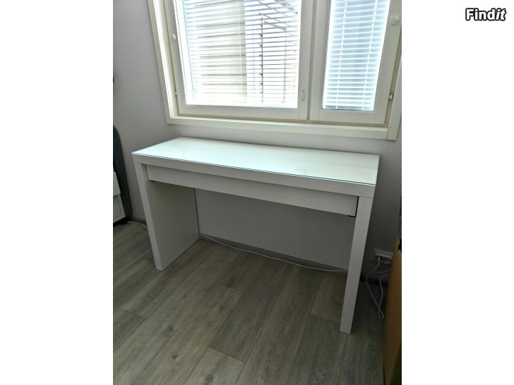 Säljes Ikea Malm sminkbord med glasskiva