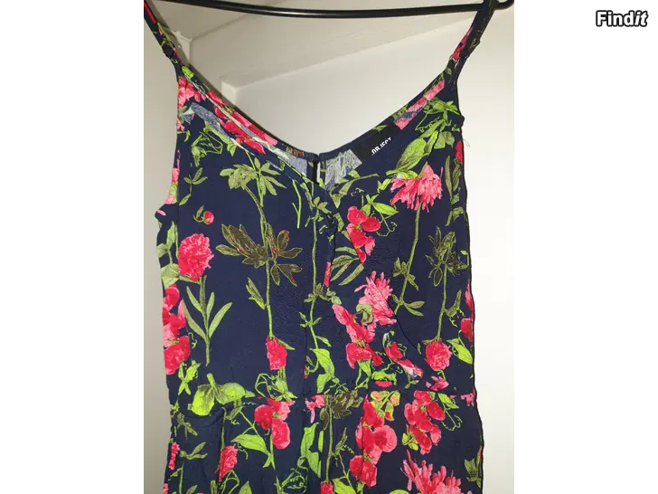 Myydään Kesäasu musta kukkajumpsuit XS/34