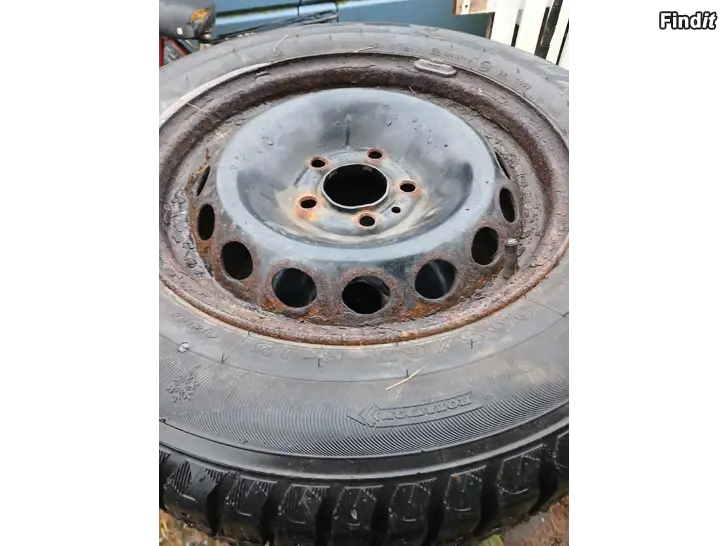 Myydään Volvon vanteilla talvirenkaat