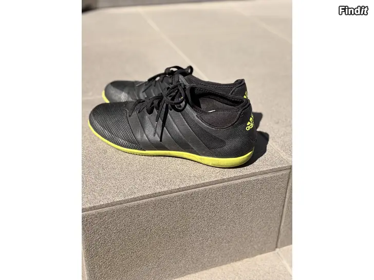 Säljes Adidas innefotbollsskor