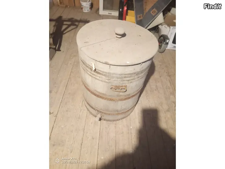Säljes Trätunna med lock