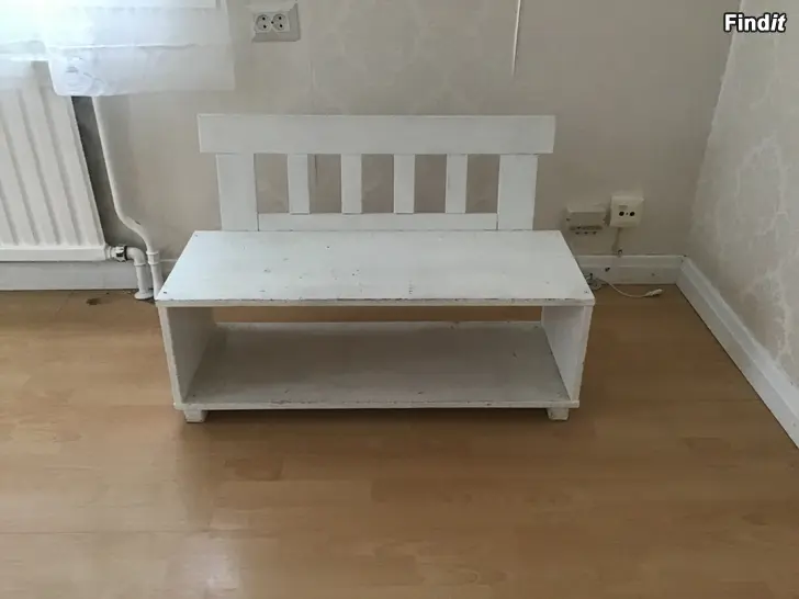 Säljes Liten nätt vit träsoffa