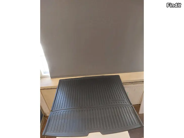 Myydään Volvo XC60 mk2 OEM Tavaratilan kaukalomatto vm. 2018