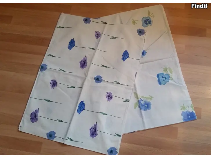 Myydään 2kpl tyynynpäällinen kukkakuviolla -hinta 6e
