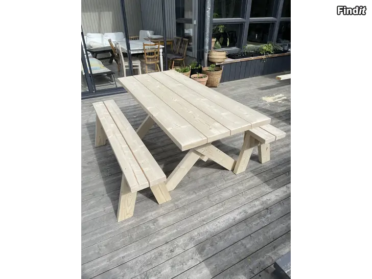 Säljes Handgjort bord med bänkar - stabilt och snyggt