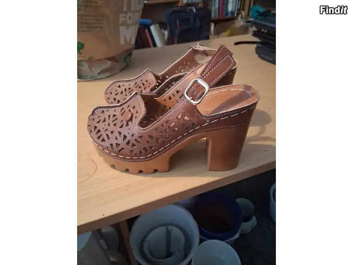 Myydään Sandaler och sandaletter st 37