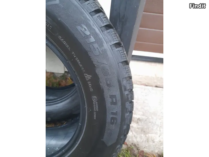 Säljes 2 st Goodrich vinterdäck 215x65x16