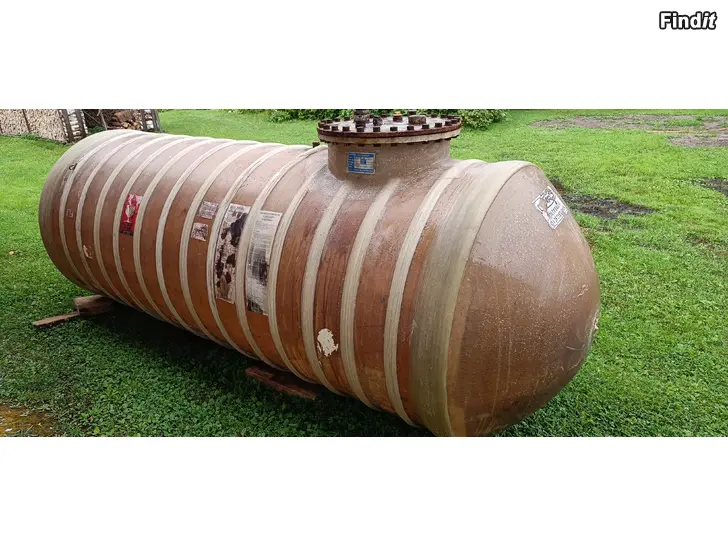Säljes Gammal glasfiber oljetank cistern 3000 liter
