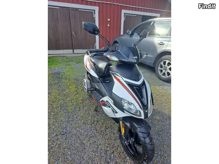 Myydään Skotermoped Aprilia SR50 2015