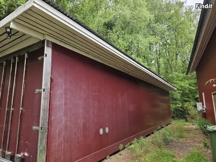 Myydään Isolerad 12-meters container med kylrum och förråd