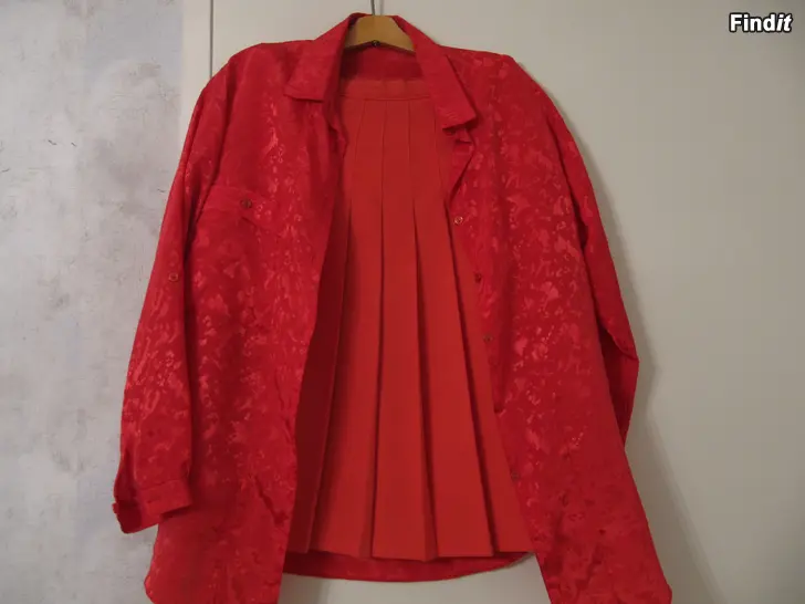 Myydään Punainen hame ja pusero