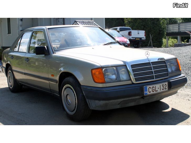 Säljes Museorekisterissä oleva siisti ruosteeton M-B 124 sedan 230 E bensa