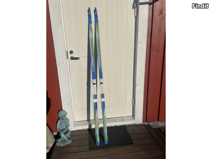 Säljes Karhu-skidor, 177 cm långa, samt skidskor i storlek 41 säljes