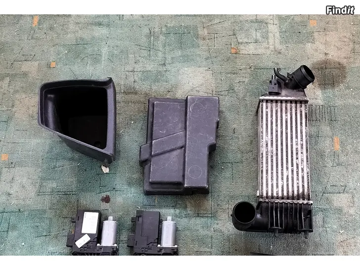 Myydään Tavaratilan laatikko akkukotelonkanssi välijäähdytin