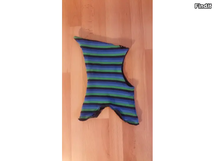 Myydään Raidallinen kypärämyssy Racing Kids koko S -hinta 2e