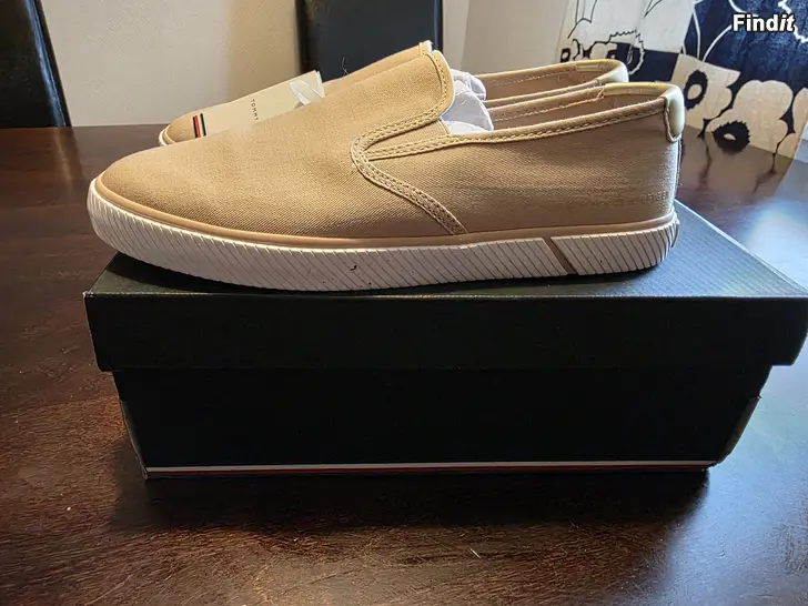 Säljes Nya Tommy hilfiger skor st 41