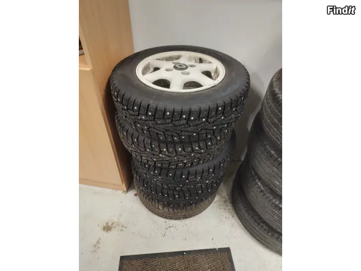 Myydään Renault vanteet nastarenkailla