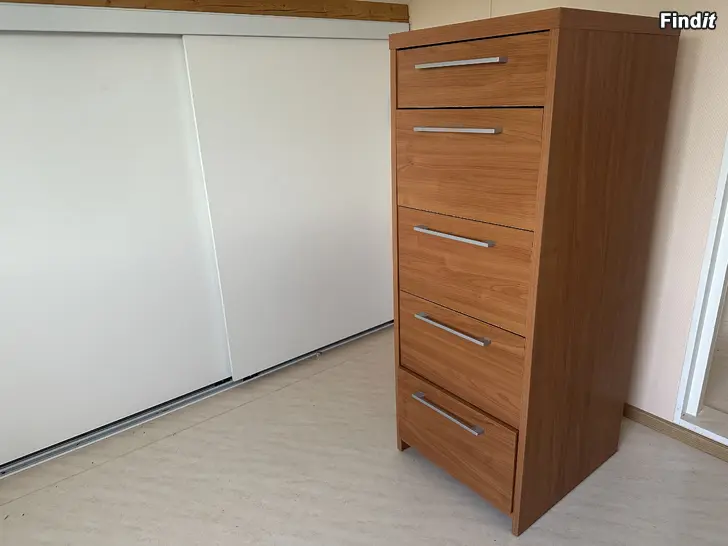 Myydään SNYGGT SKÅP MED LÅDOR