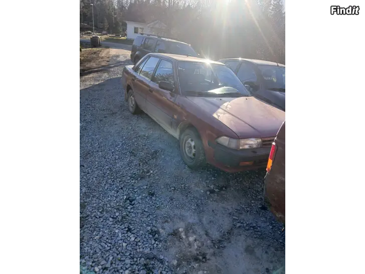 Myydään Toyota carina