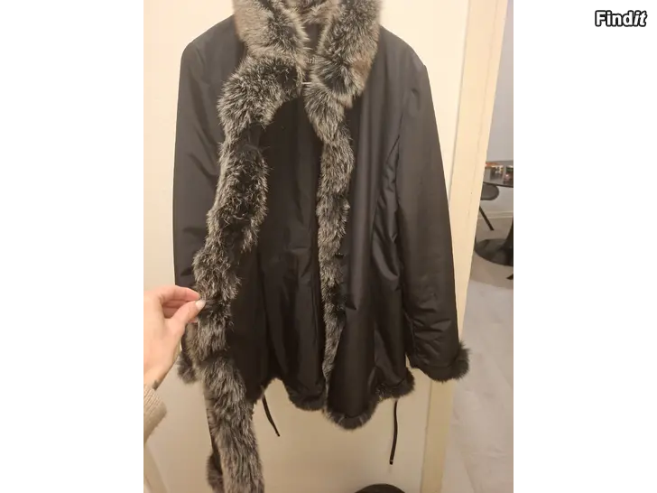 Myydään Talvitakki pesukarhusomisteilla