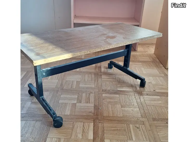 Myydään Tv bord/ litet bord på hjul