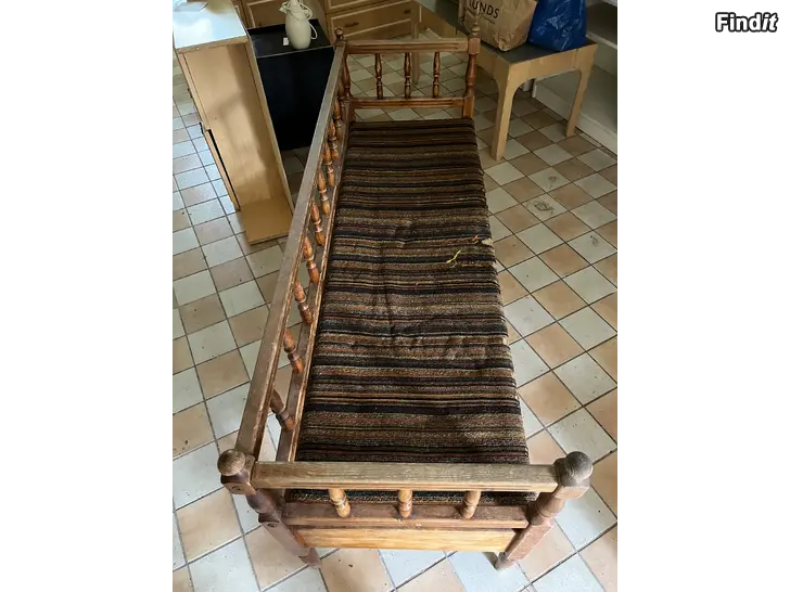 Säljes Träsoffa i behov av restaurering