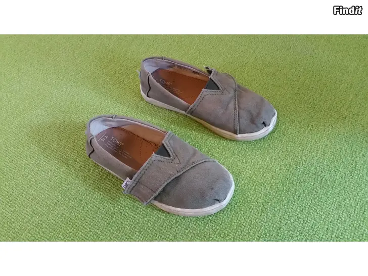 Myydään TOMS lasten kangaskengät koko 27 -hinta 4e