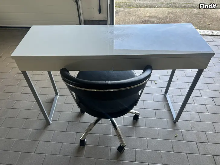 Säljes Calligaris kontorsstol med arbetsbord