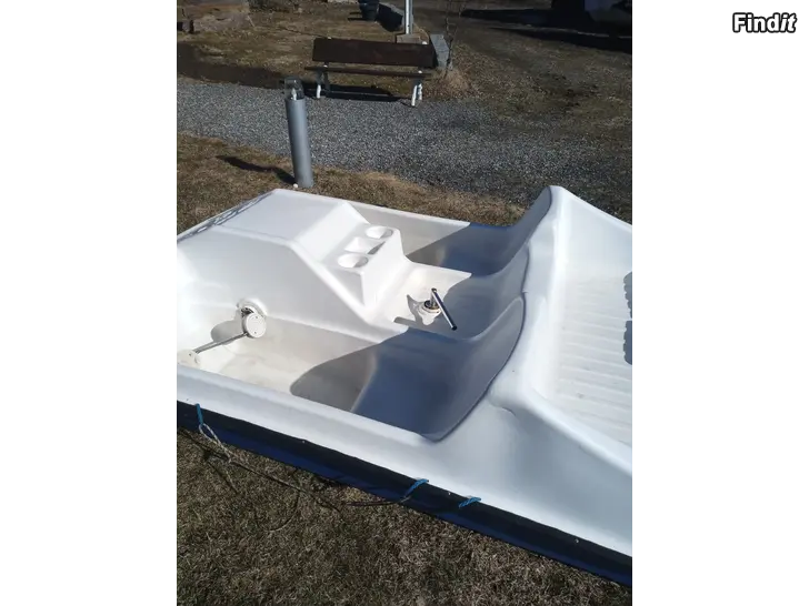 Myydään Lokari poseidon polkuvene