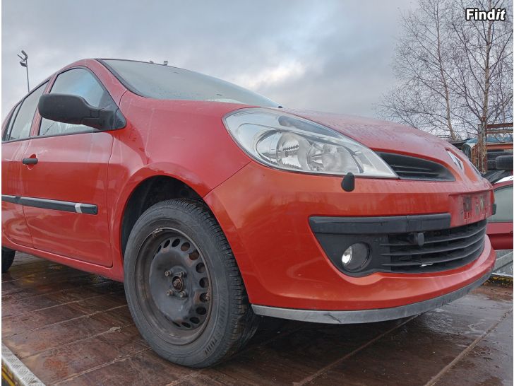 Myydään Renault Clio 1,4 16V manuaali 2006 varaosina