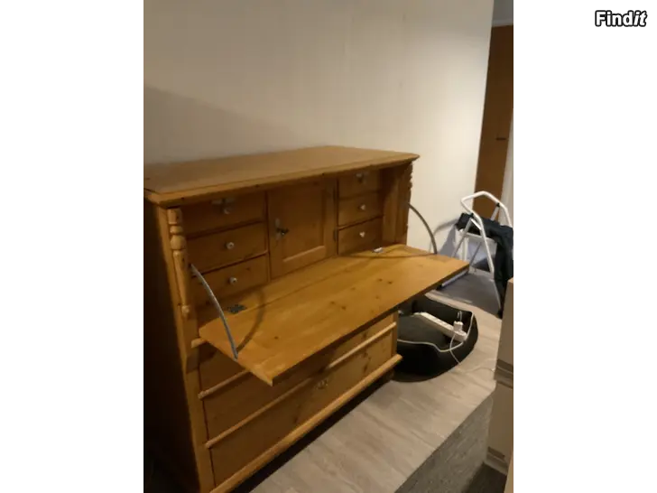 Säljes Gammal sekretär