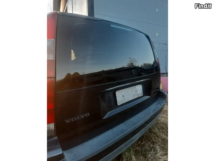 Säljes Volvo V70 baklucka, svart, passar 00-07  140 eur