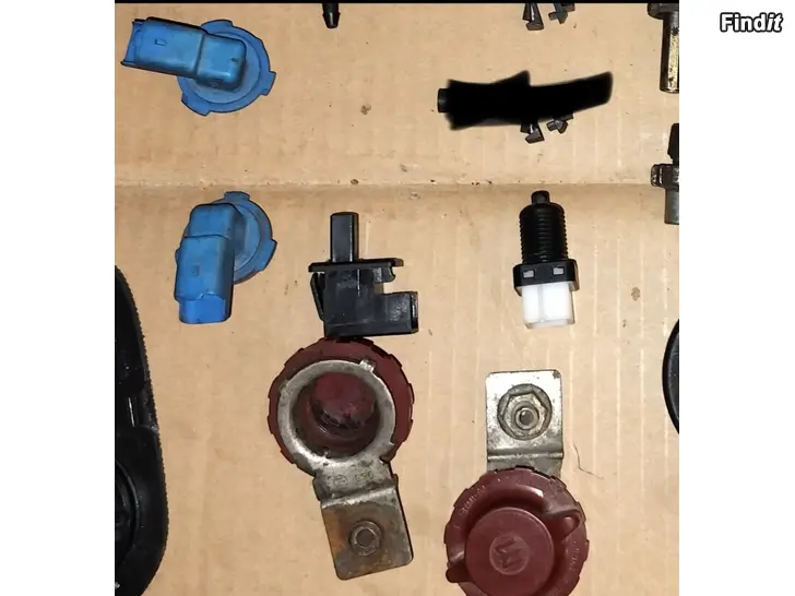 Myydään Polttimon kanta osia akkunkengät