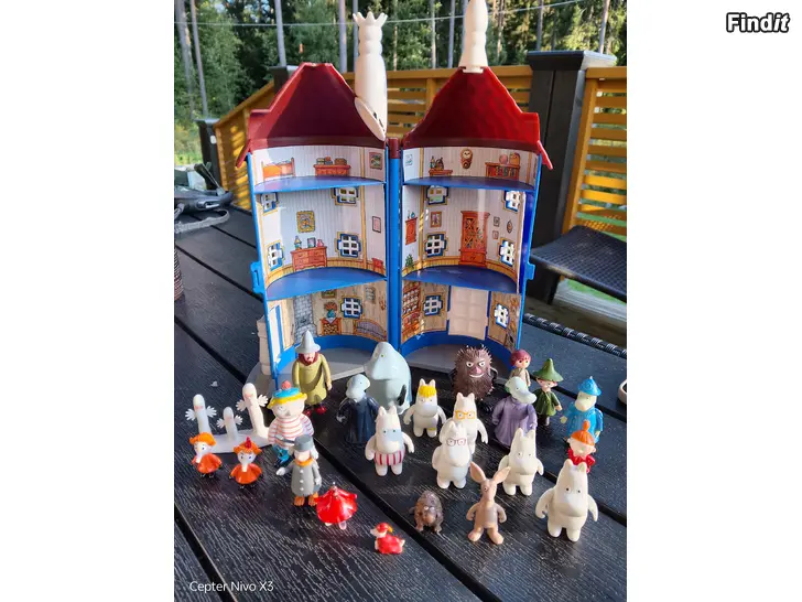 Säljes Mumin hus+figurer