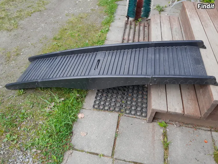 Säljes Ramp i plast 145cm