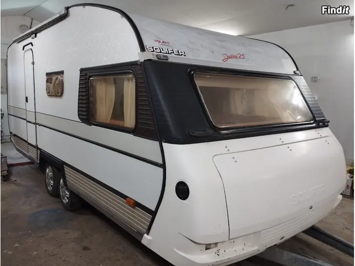 Myydään Solifer 5602i teli,jubilee.Oikea talvivaunu