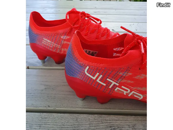 Säljes Fotbollsskor strl 40 Puma ultra SG jalkapallokengät