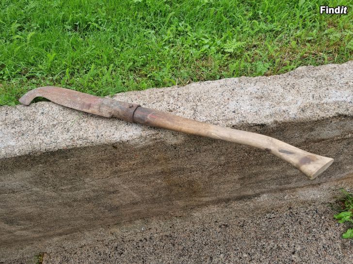 Säljes Röj/kvist yxa modell större - med träskaft