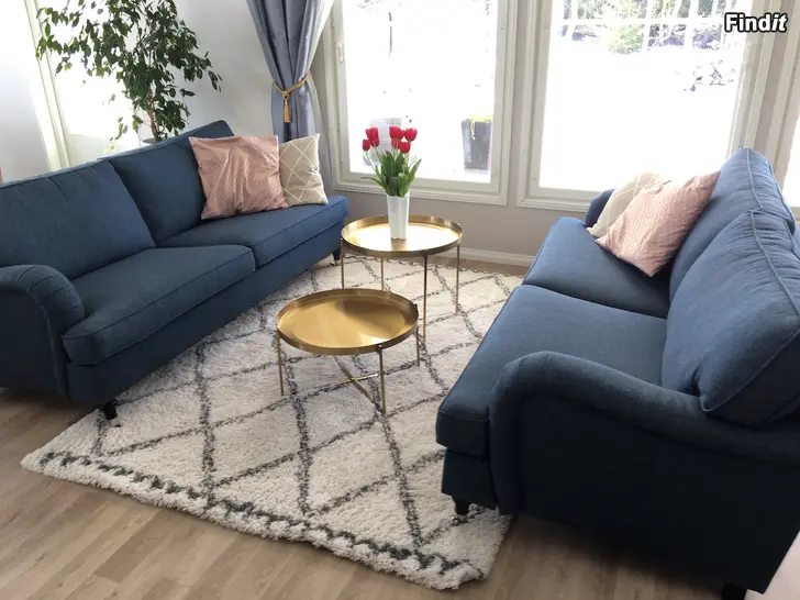 Säljes Blåa tresitsiga Howard-soffor, 2 st