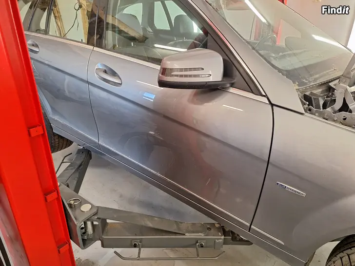 Myydään MB W204 oikea etuovi