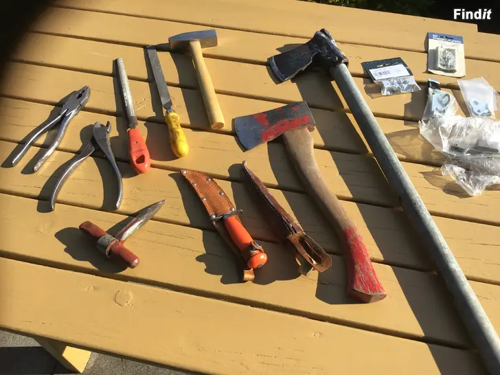 Säljes Billnäs yxa, Mora kniv och olika gamla verktyg