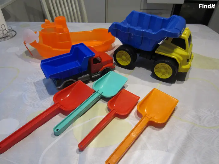 Myydään Kuormaautoja,vene,lapioita kaikki kerralla myyntiin