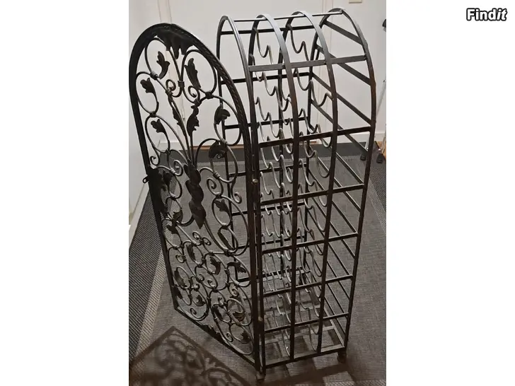 Säljes Antikt vinskåp av järn