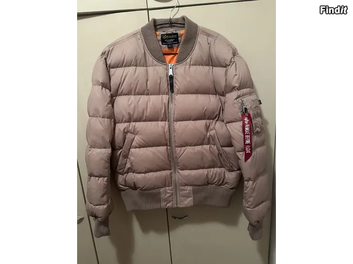 Säljes Alpha Industries bomber jackan