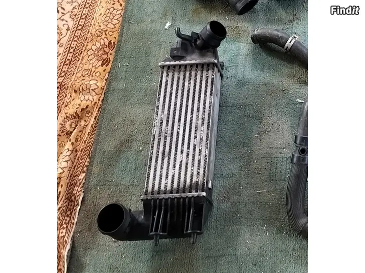 Myydään Välijäähdytin akkukotelonkanssi