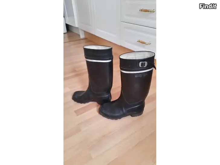 Myydään Nokian kumisaappaat koko 35 mustat  -hinta 8e