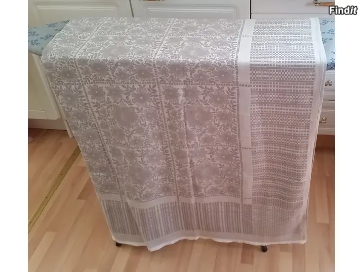 Myydään Pöytäliina 145 x 174cm juhlaliina -hinta 8e