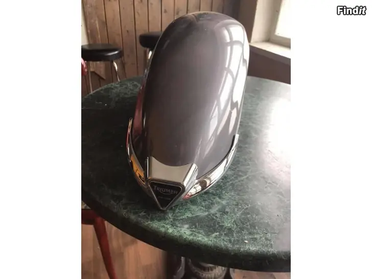 Myydään Etulokasuoja Triumph Rocket 3